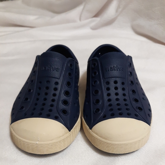 Native Shoes Size C6 Child Slip On Shoes, Navy / White.